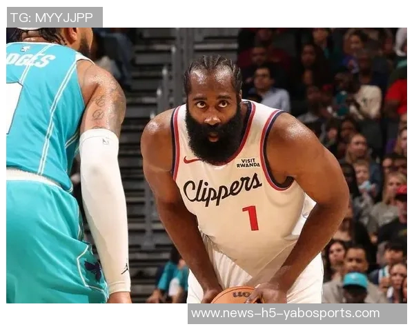 哈登强攻遭重击面部倒地快船紧急暂停比赛引发关注